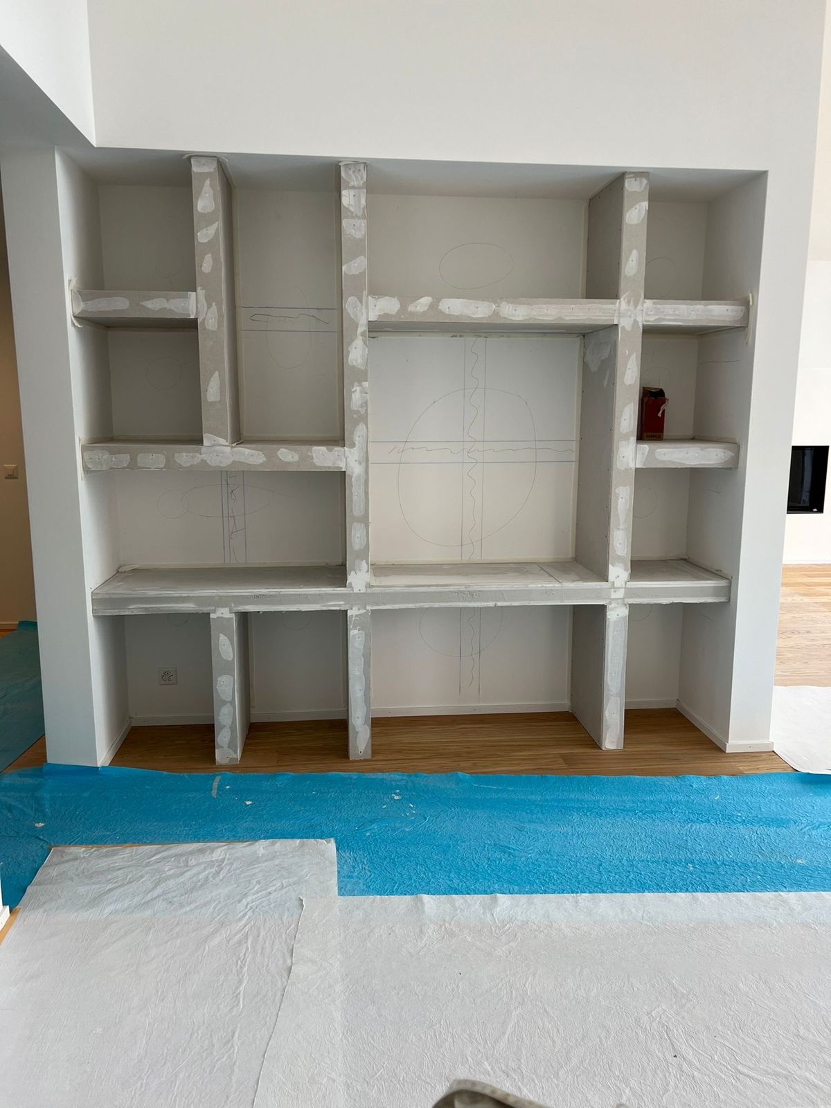 Bibliothèque en plaques de plâtre — avant