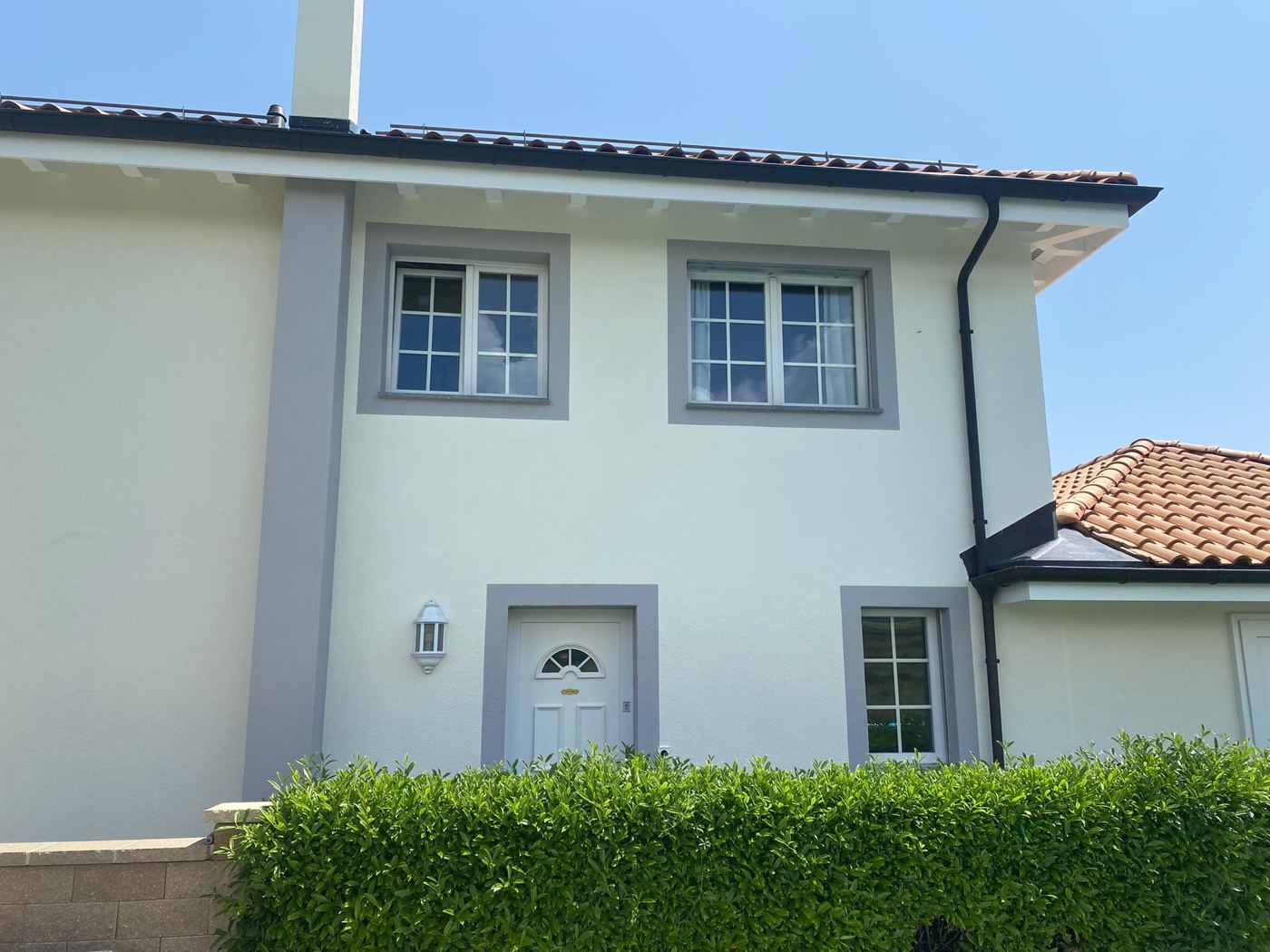 Façade, encadrements gris