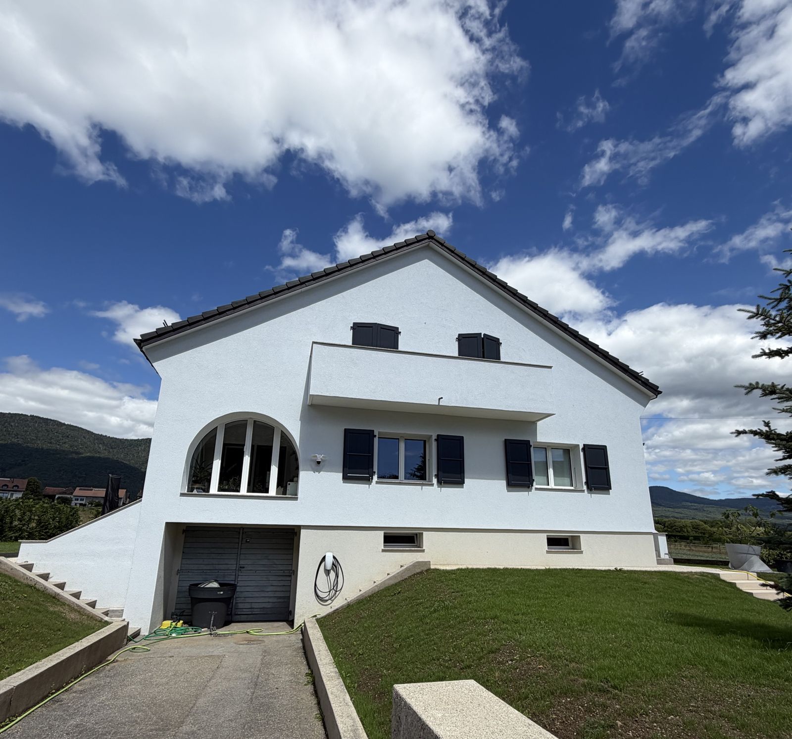 Maison au pied du Jura, vue latérale