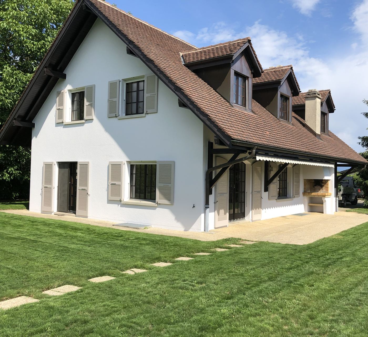 Maison, volets gris