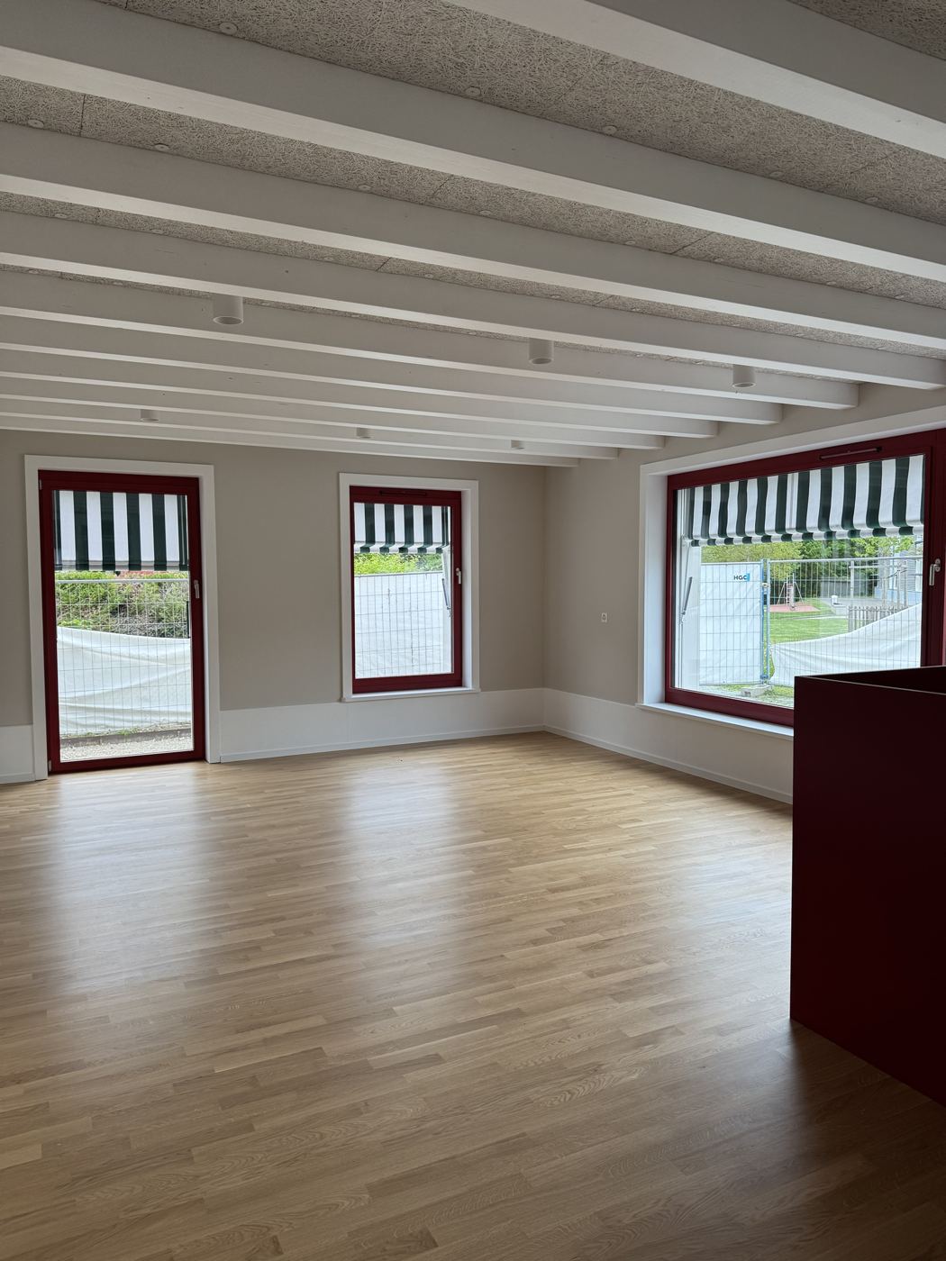 Salle aux poutres blanches