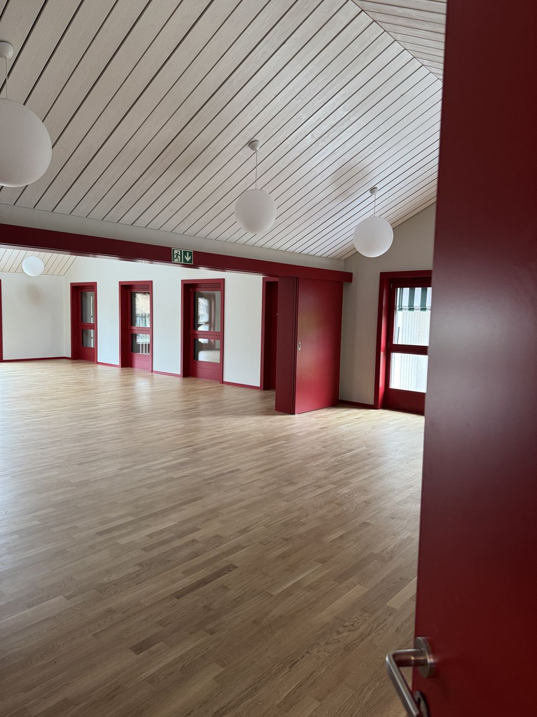 Grande salle, encadrements rouges