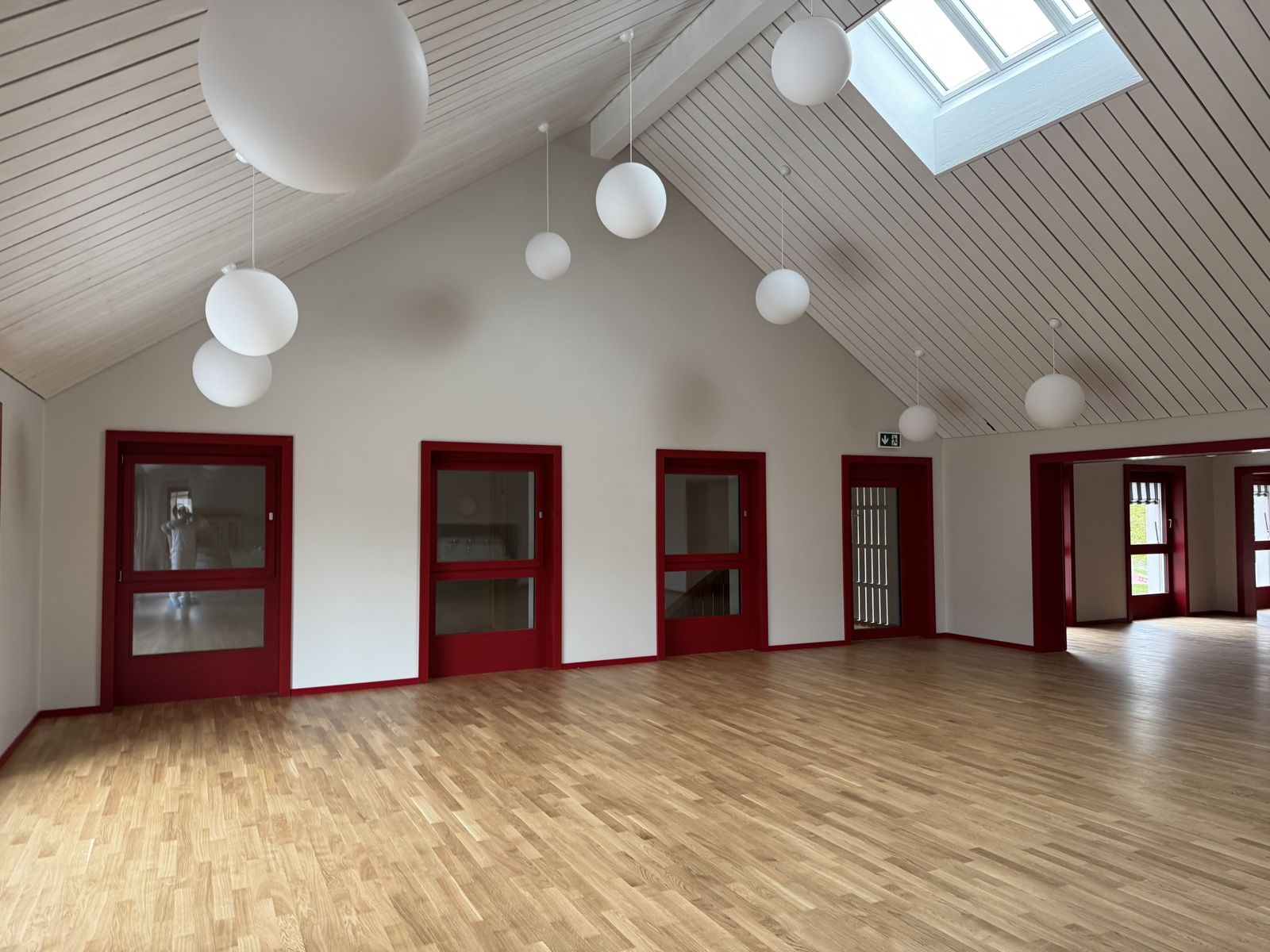 Salle, encadrements rouges
